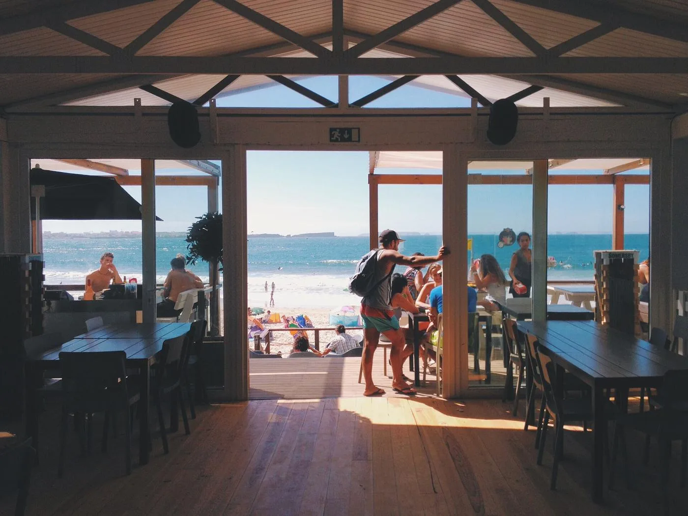 La terrasse du restaurant, prête pour la soirée
