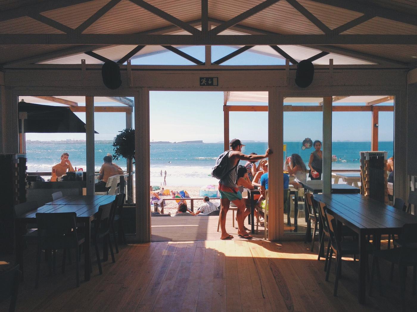 La terrasse du restaurant, tables dressées au soleil